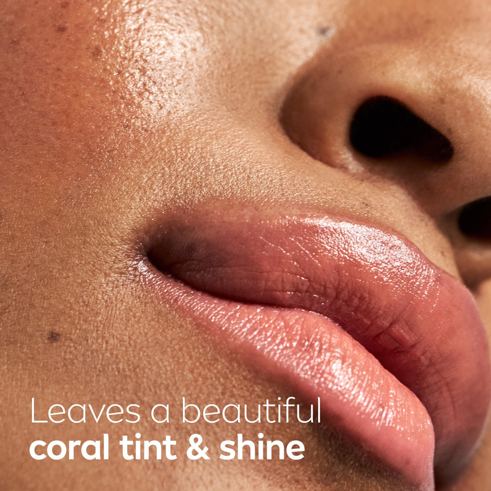 Manteca de karité en NIVEA Peach Lip Care suaviza labios.