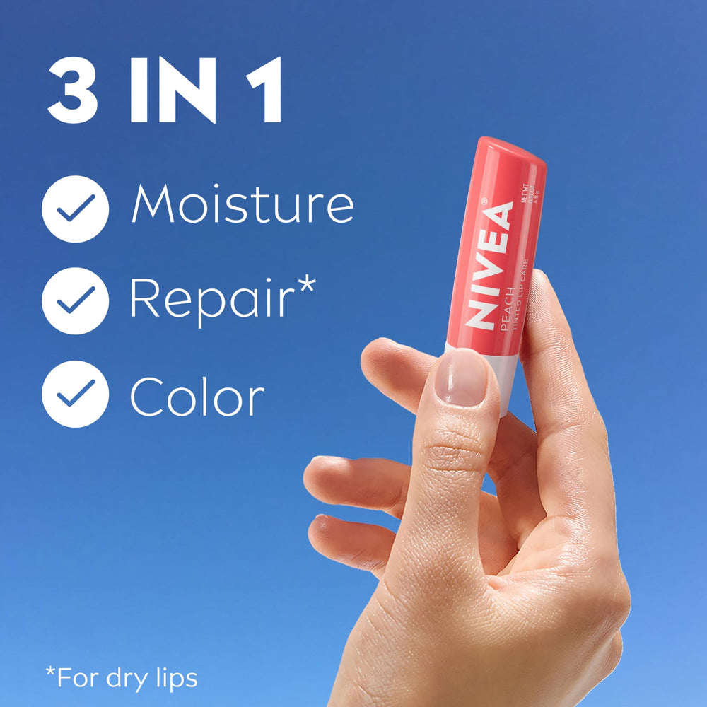 Textura hidratante de NIVEA Peach Lip Care en formato aplicador.