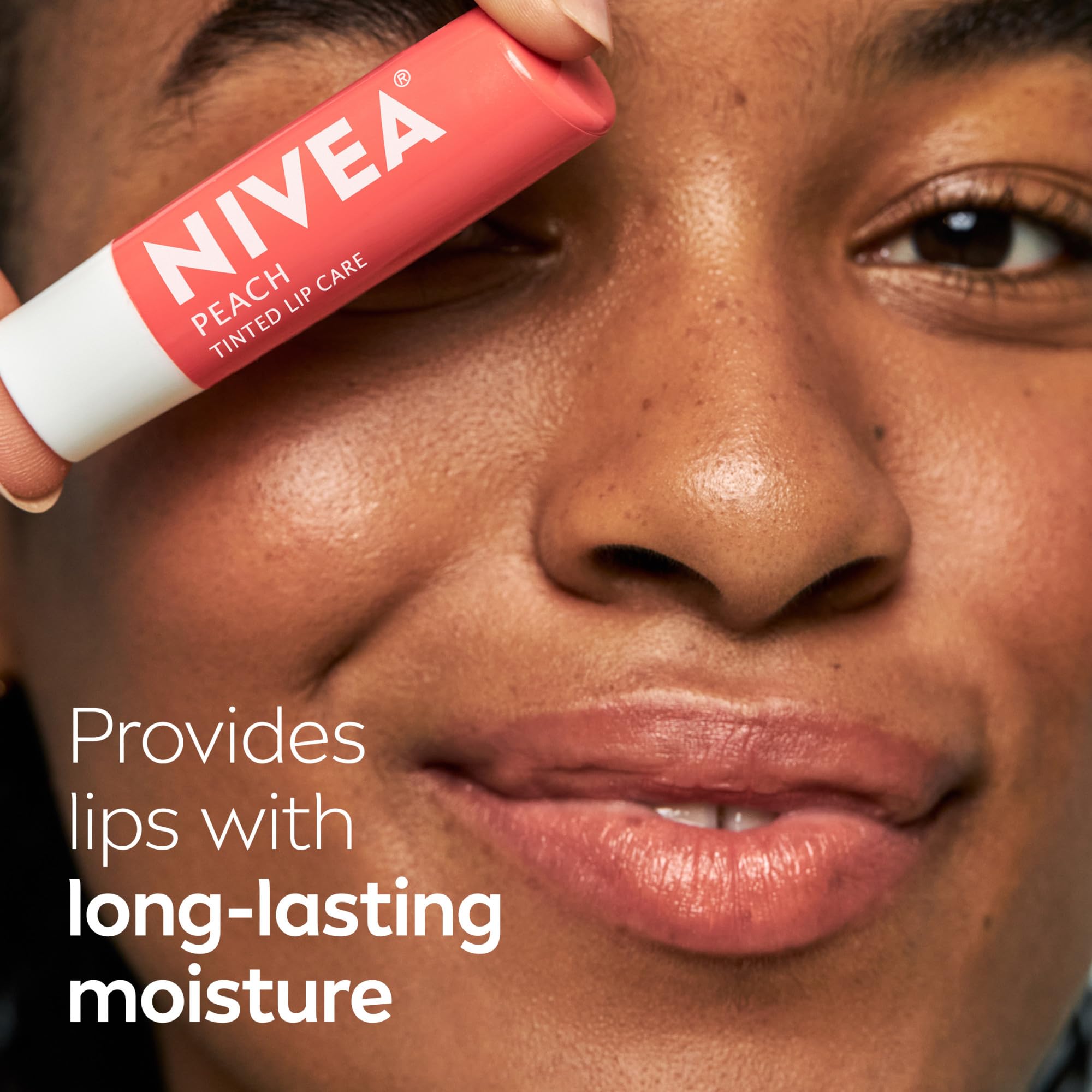 Tinte coral suave de NIVEA Peach Lip Care realza los labios.