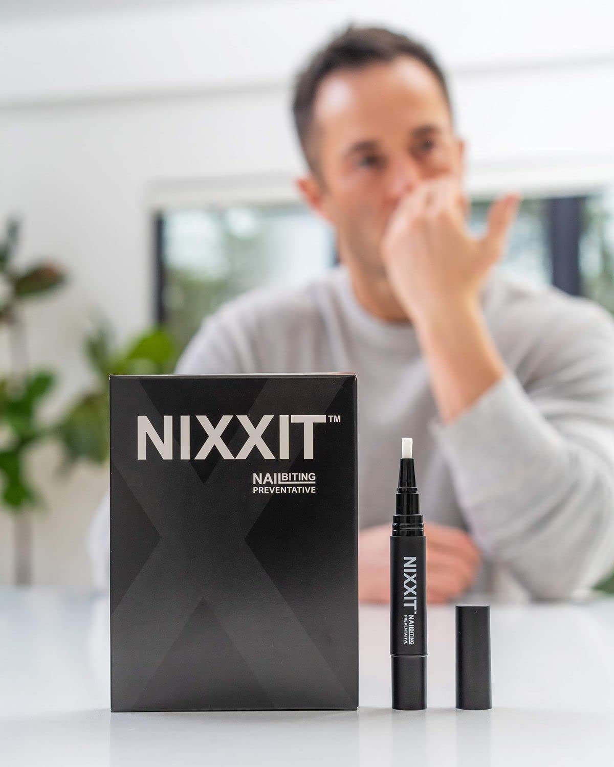 Brocha NIXXIT para aplicar el tratamiento en uñas.