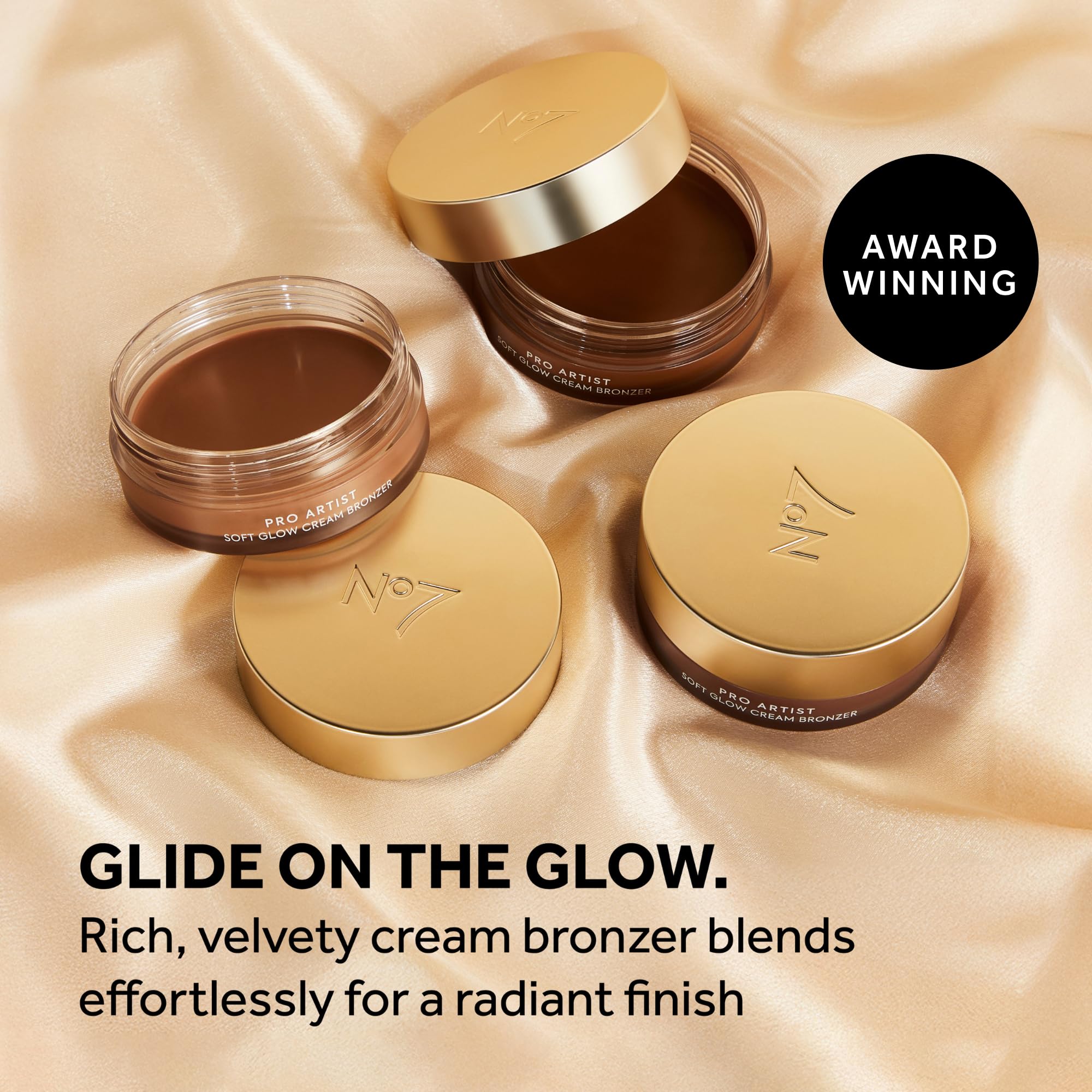 Textura ligera de No7 Soft Glow Bronceador en crema para un acabado suave.