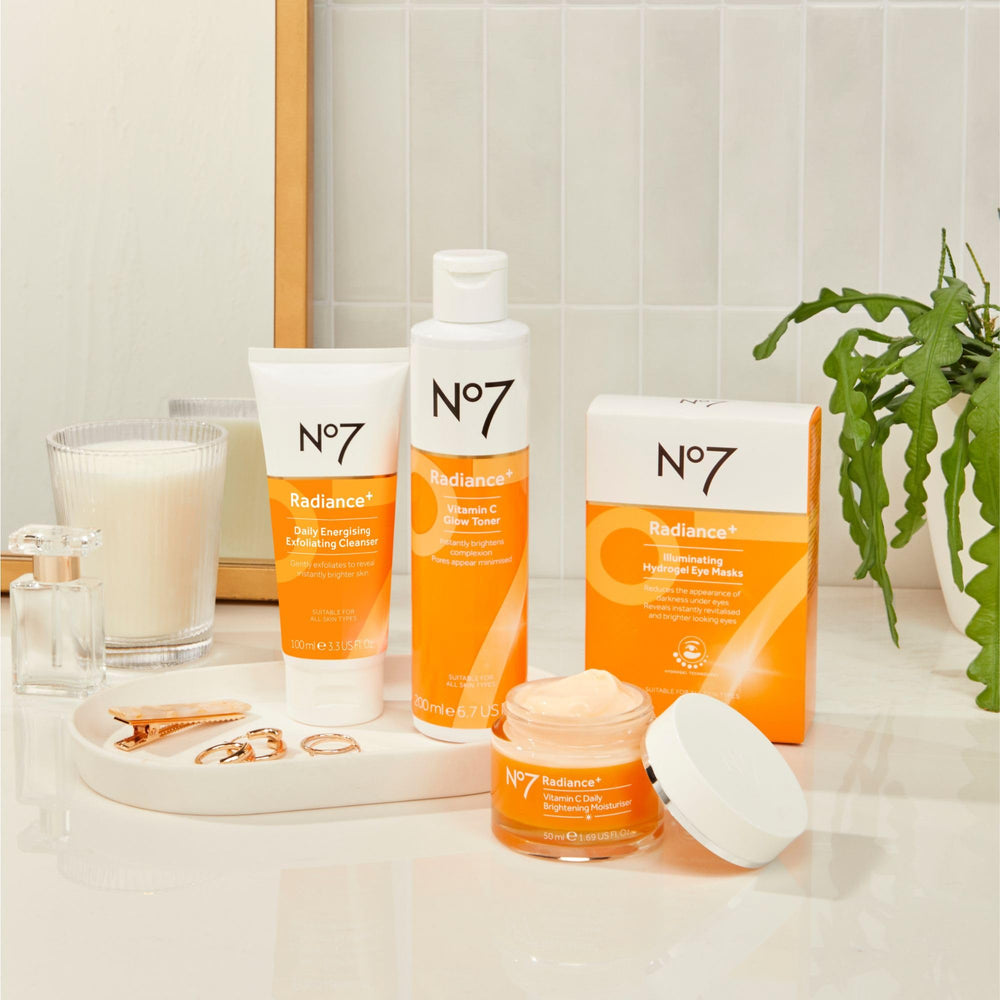 Acabado luminoso y tono más uniforme con No7 Radiance+.