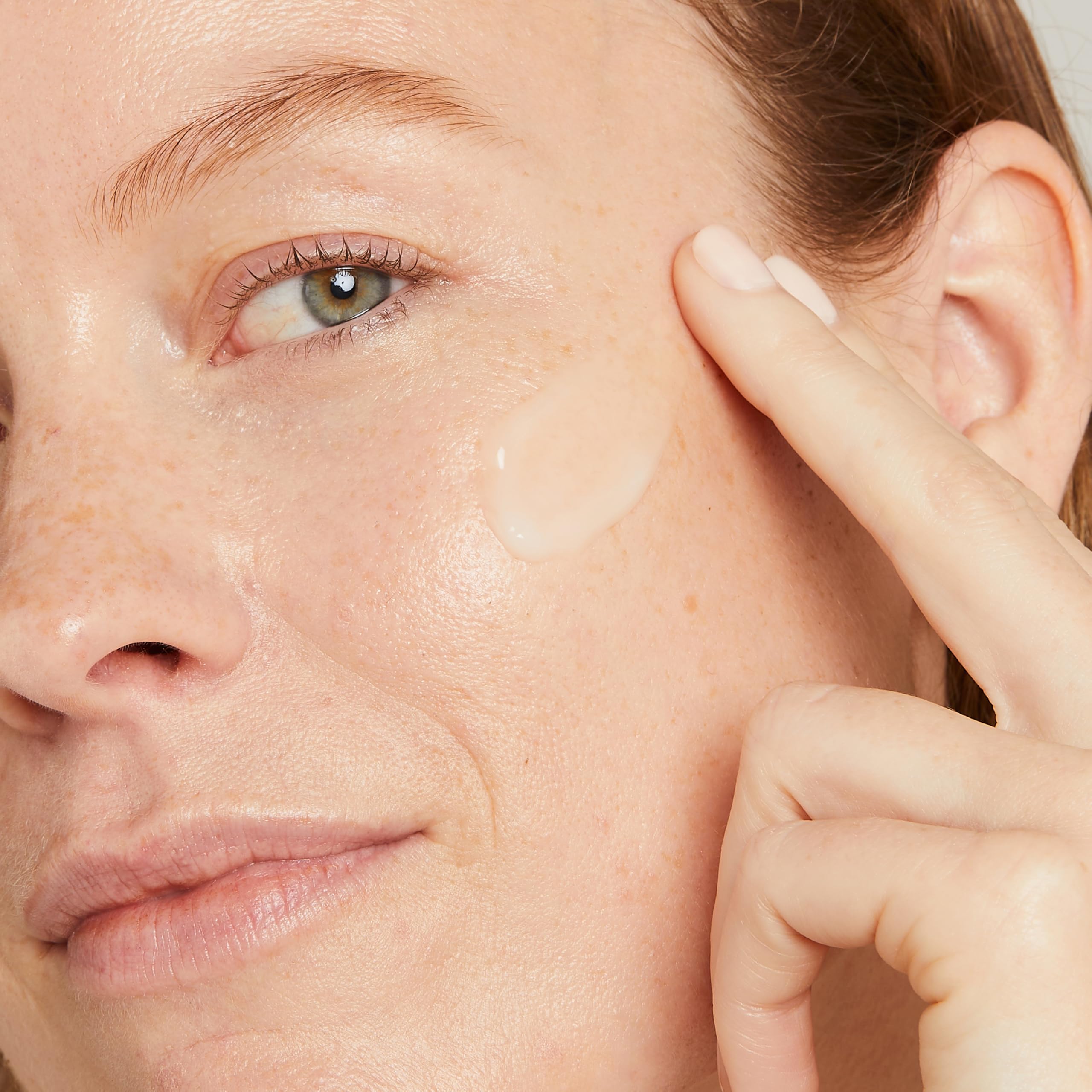 Textura hidratante del serum No7 Restore & Renew al aplicar.