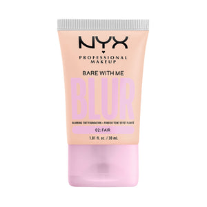 La base NYX Bare With Me Blur Tint Foundation se aplica con brocha para un acabado suave.