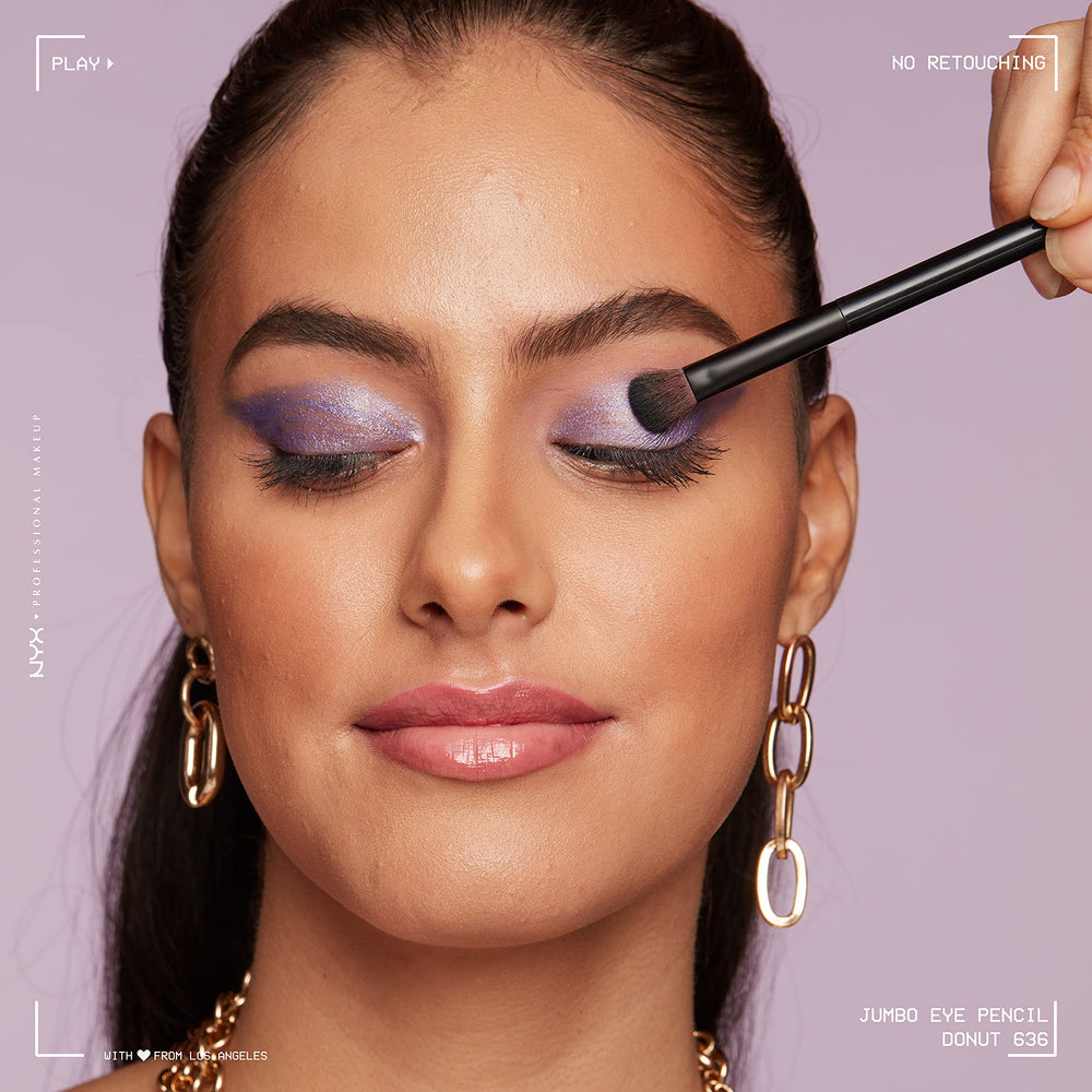Lápiz delineador NYX jumbo en donut-lila, uso preciso para delineados finos.