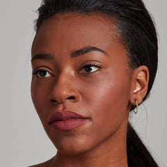 NYX Soft Matte Lip Cream Budapest, tono profundo con subtono rojo.