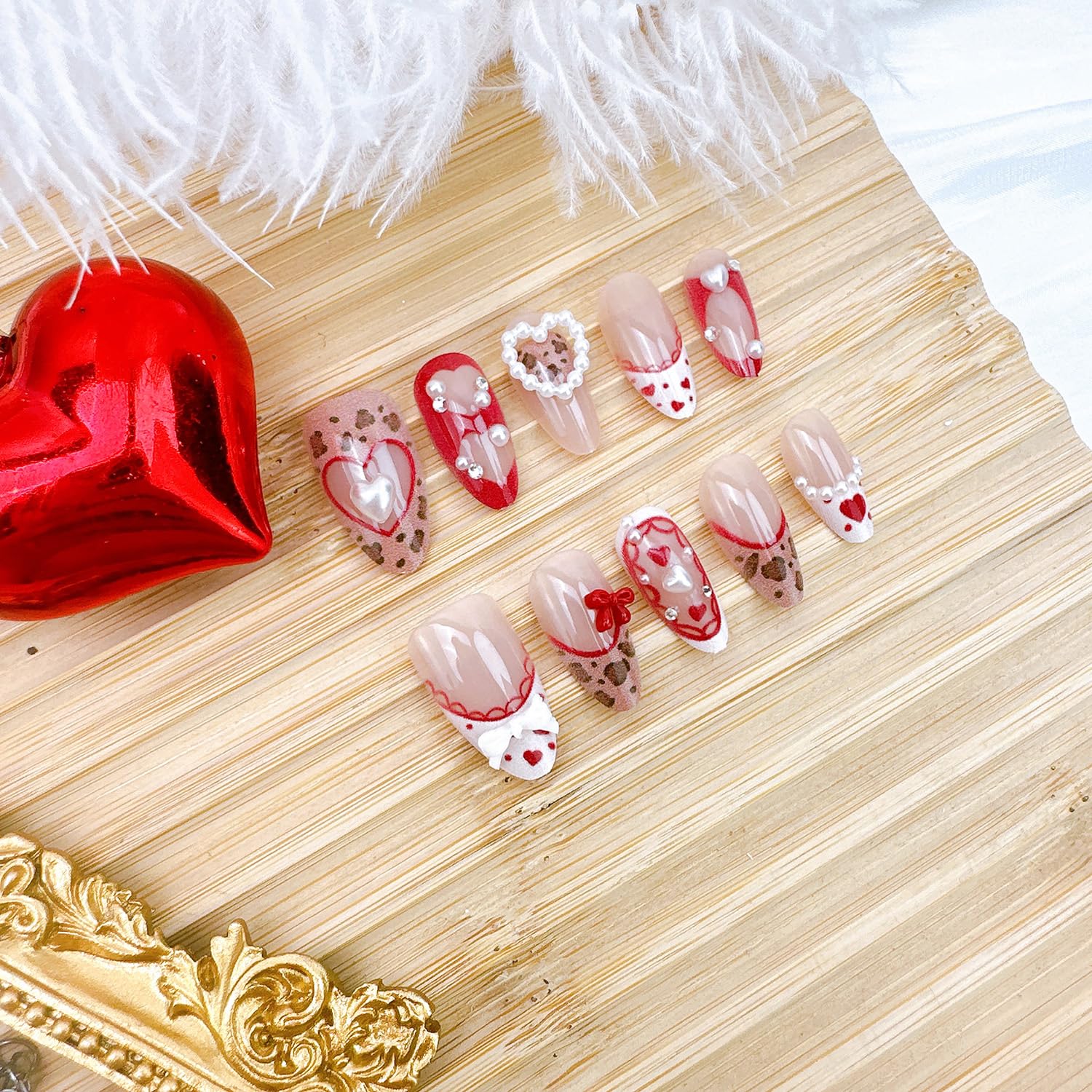NZRAESTRS uñas valentinas leopard con brillos y cristales para destacar.
