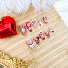 NZRAESTRS uñas valentinas leopard con brillos y cristales para destacar.
