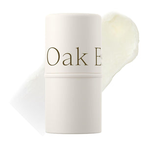 Oak Essentials bálsamo labial, envase compacto para hidratación diaria.