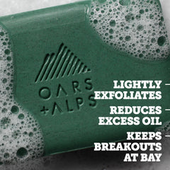 Jabón Oars + Alps muestra textura exfoliante suave para piel limpia.