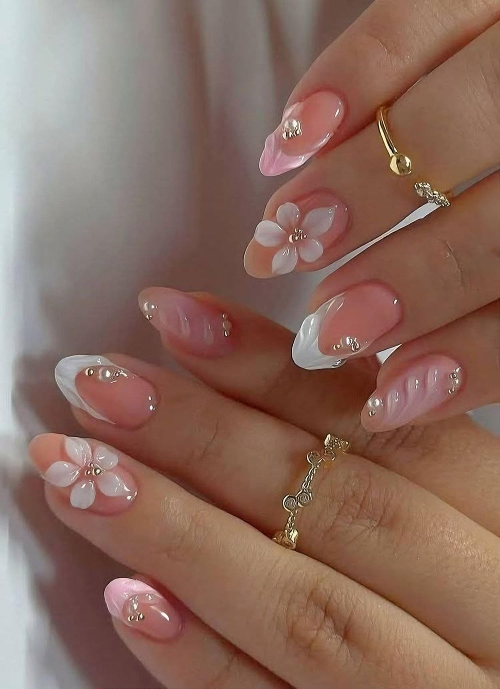 Uñas OCOUYVD press on con diseño floral y perla 3D para un look elegante