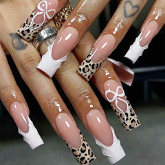 Uñas OCTOSWAVE cuadradas largas en nude rosado con frances para un look elegante.