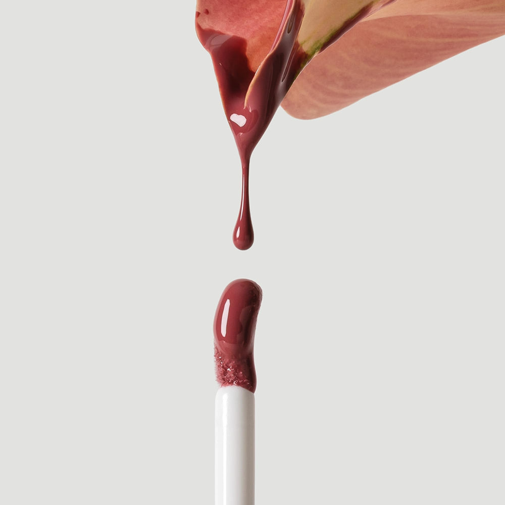 Efecto volumen de Ogee Brillo Labial para labios definidos.