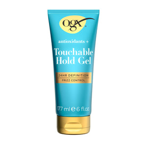 OGX Antioxidants + Touchable Hold Gel en botella con definición duradera y protección frente a la humedad.
