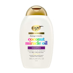 Espuma cremosa OGX en cabello mojado, sensación de limpieza suave