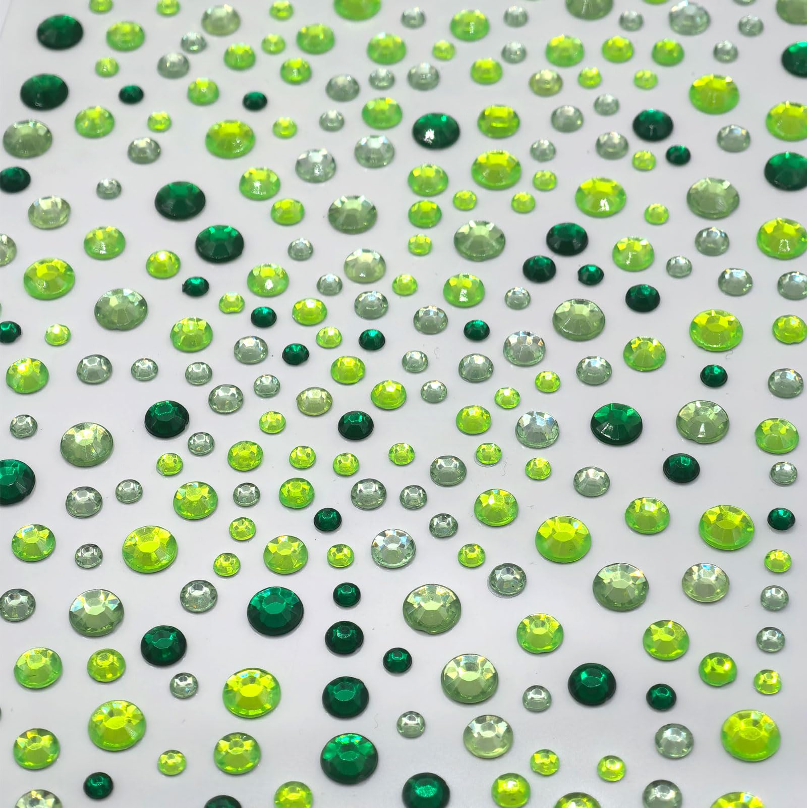 Adornos verdes OIUUBBII para manos, brillo temporal durante celebraciones.