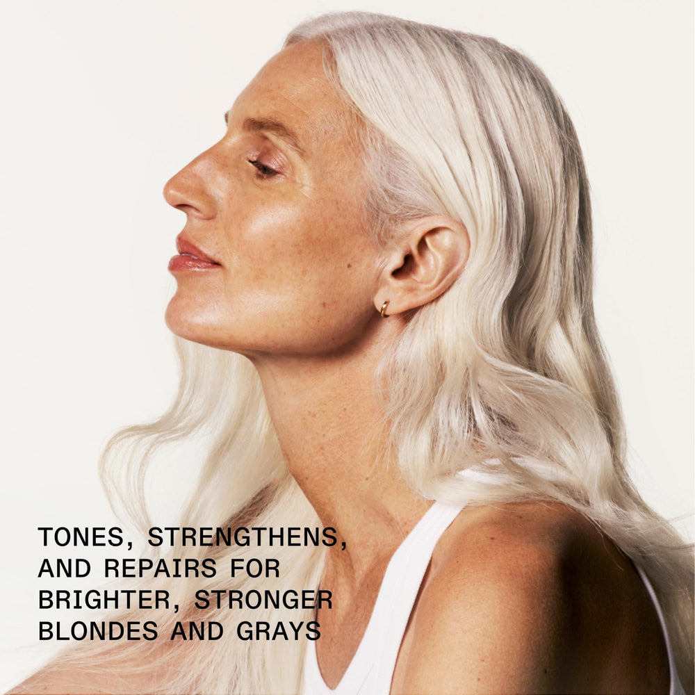 Olaplex 4P champú violeta, aplicación suave, fortalece e hidrata desde raíces hasta puntas.