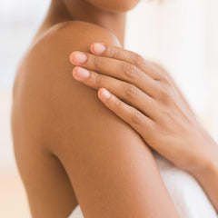 Olay espuma hidratante de ducha con aceites esenciales que nutre la piel.