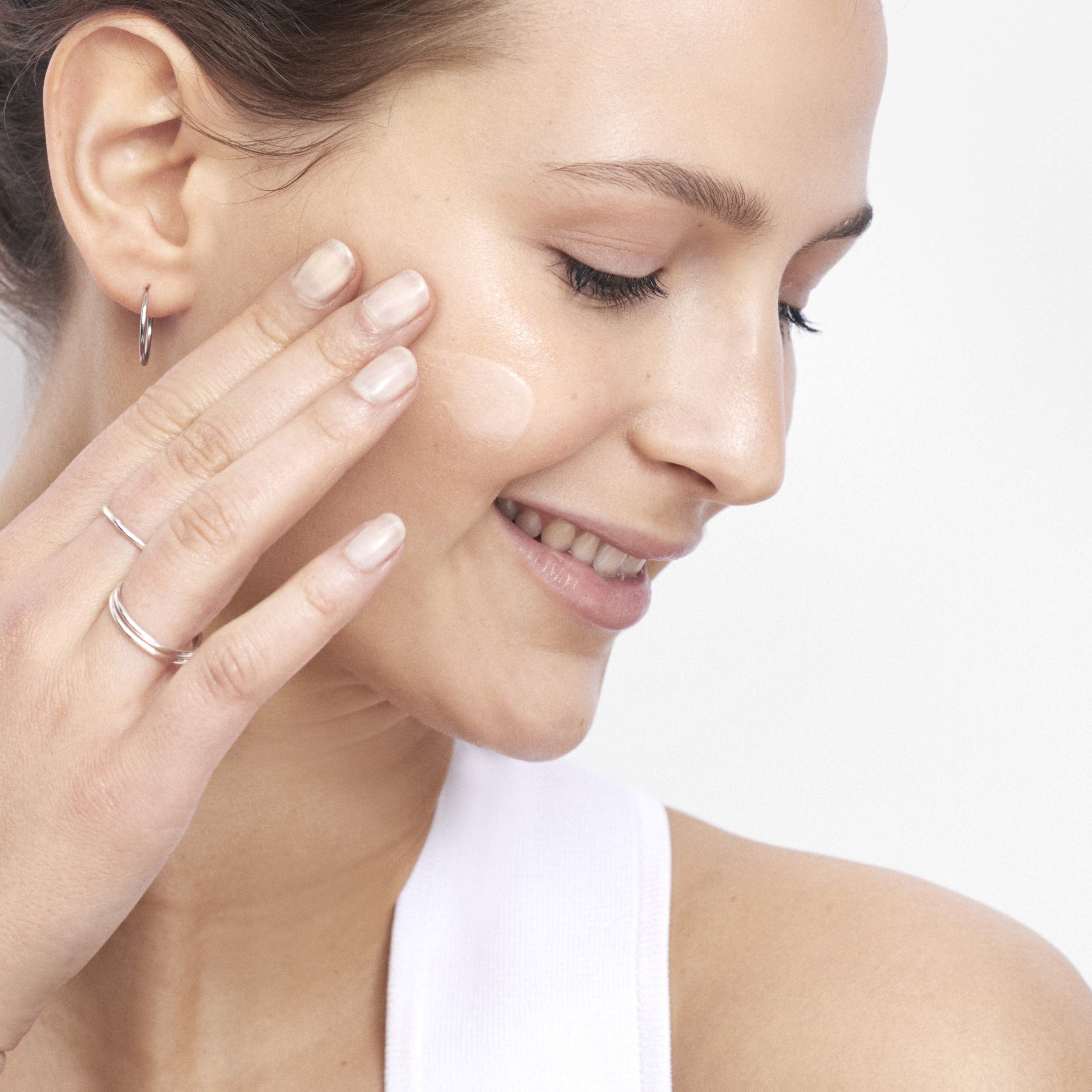 Olay Retinol 24 MAX: empaque frontal atractivo para tocador