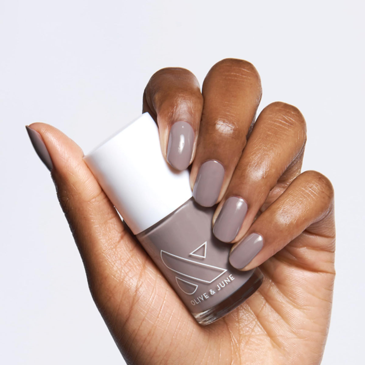 Esmalte Olive & June con brocha amplia para cobertura uniforme.