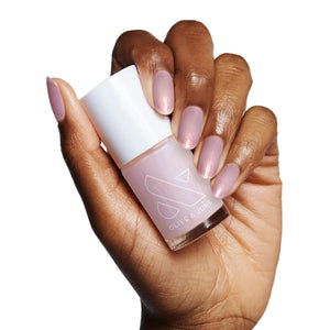 Esmalte Olive & June rosado iridiscente en botella, color duradero.