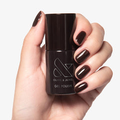 Brillo de salón con Olive & June esmalte en gel para uñas en casa.