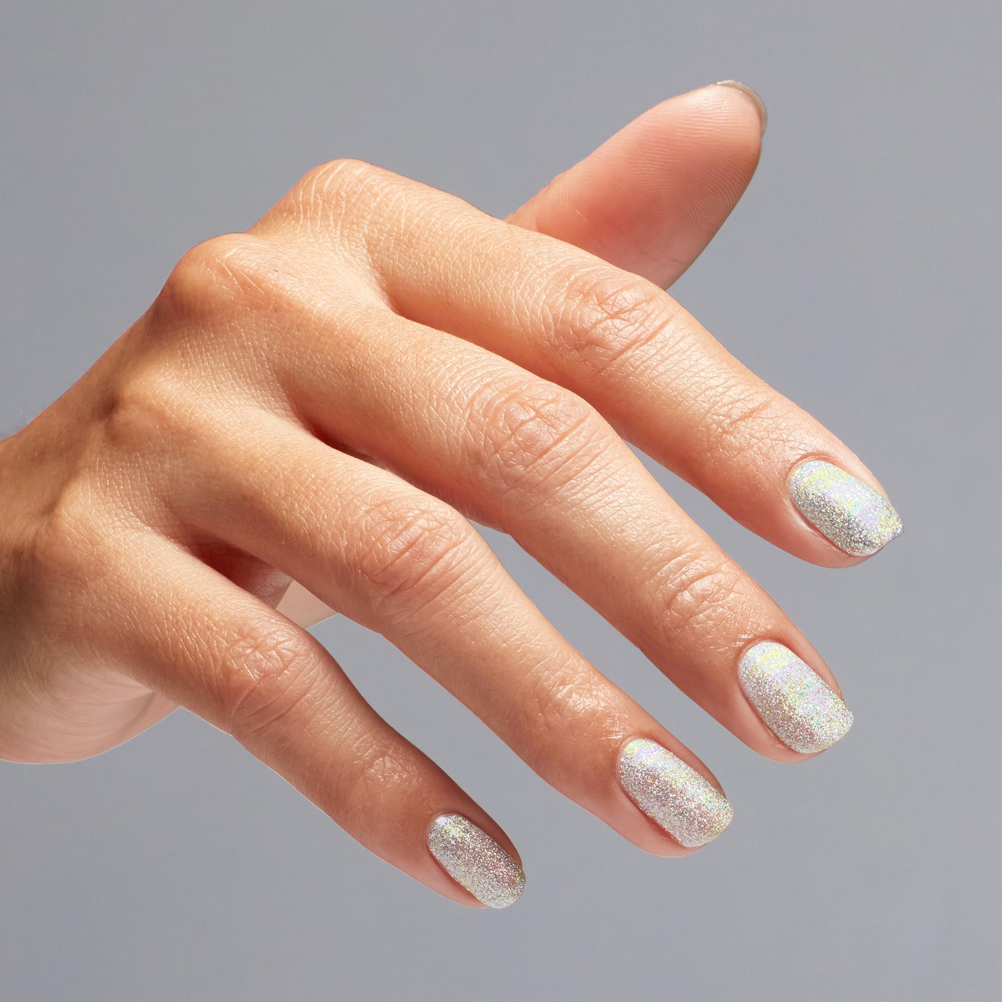 OPI tono plateado holográfico, acabado de alto brillo y secado rápido.