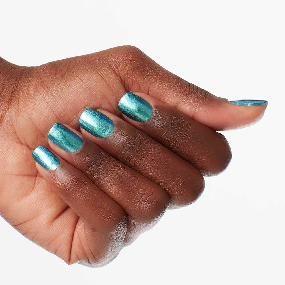 Uñas lucen acabado brillante gracias a la fórmula de OPI.