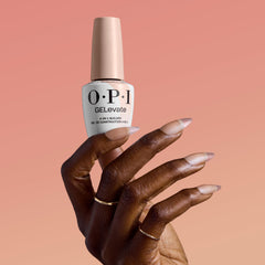 OPI GELevate cubrimiento capa clara que realza la forma de la uña.