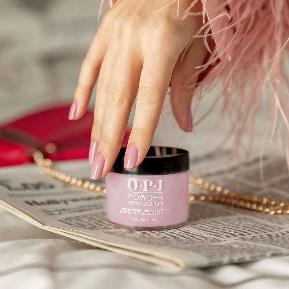 OPI Powder Perfection Aplicación rápida y sin olor para uñas limpias.