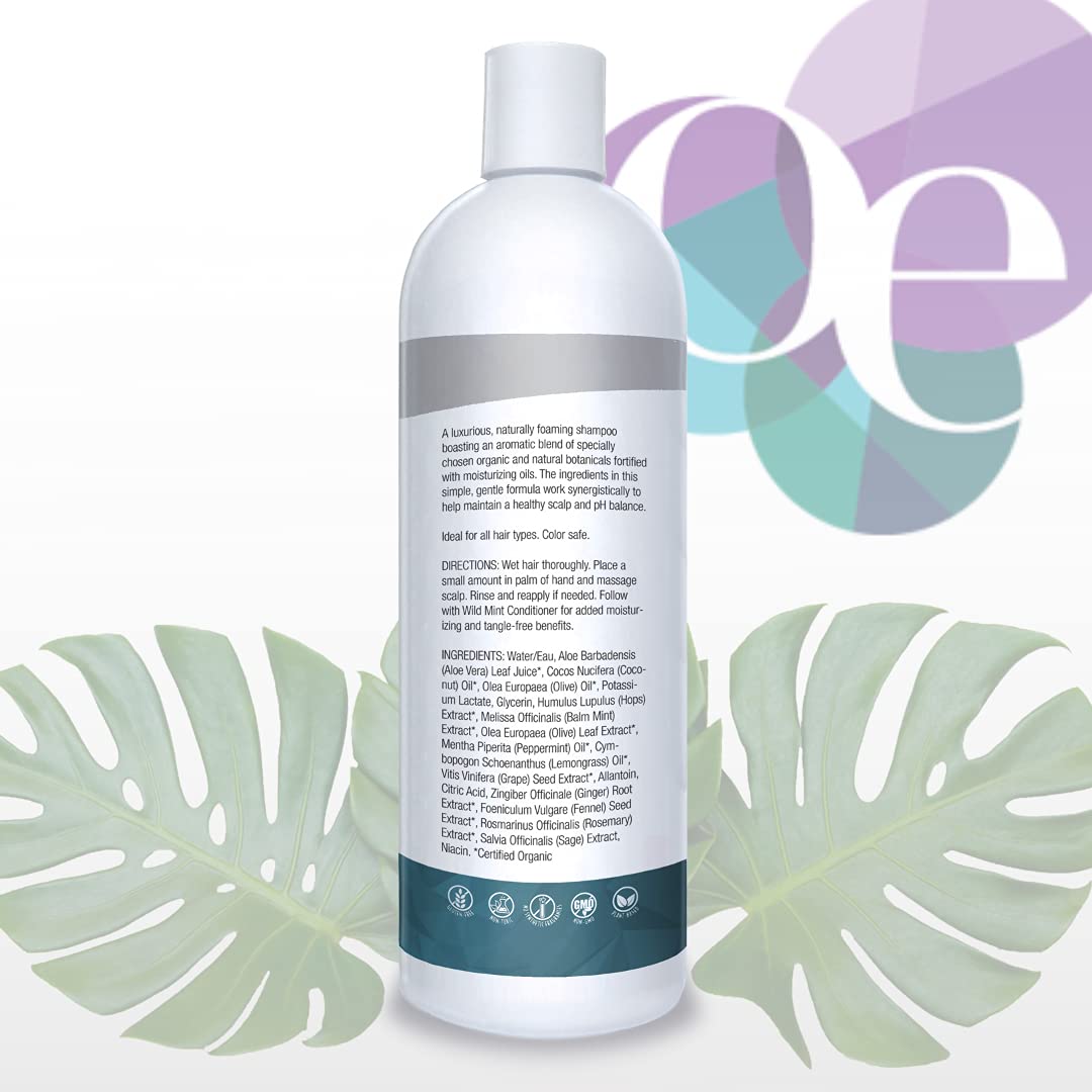 Manos aplicando champú Organic Excellence para espuma suave y limpieza delicada.