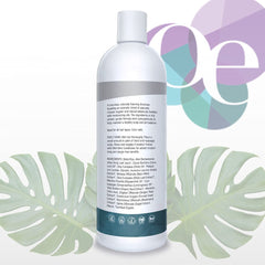 Manos aplicando champú Organic Excellence para espuma suave y limpieza delicada.