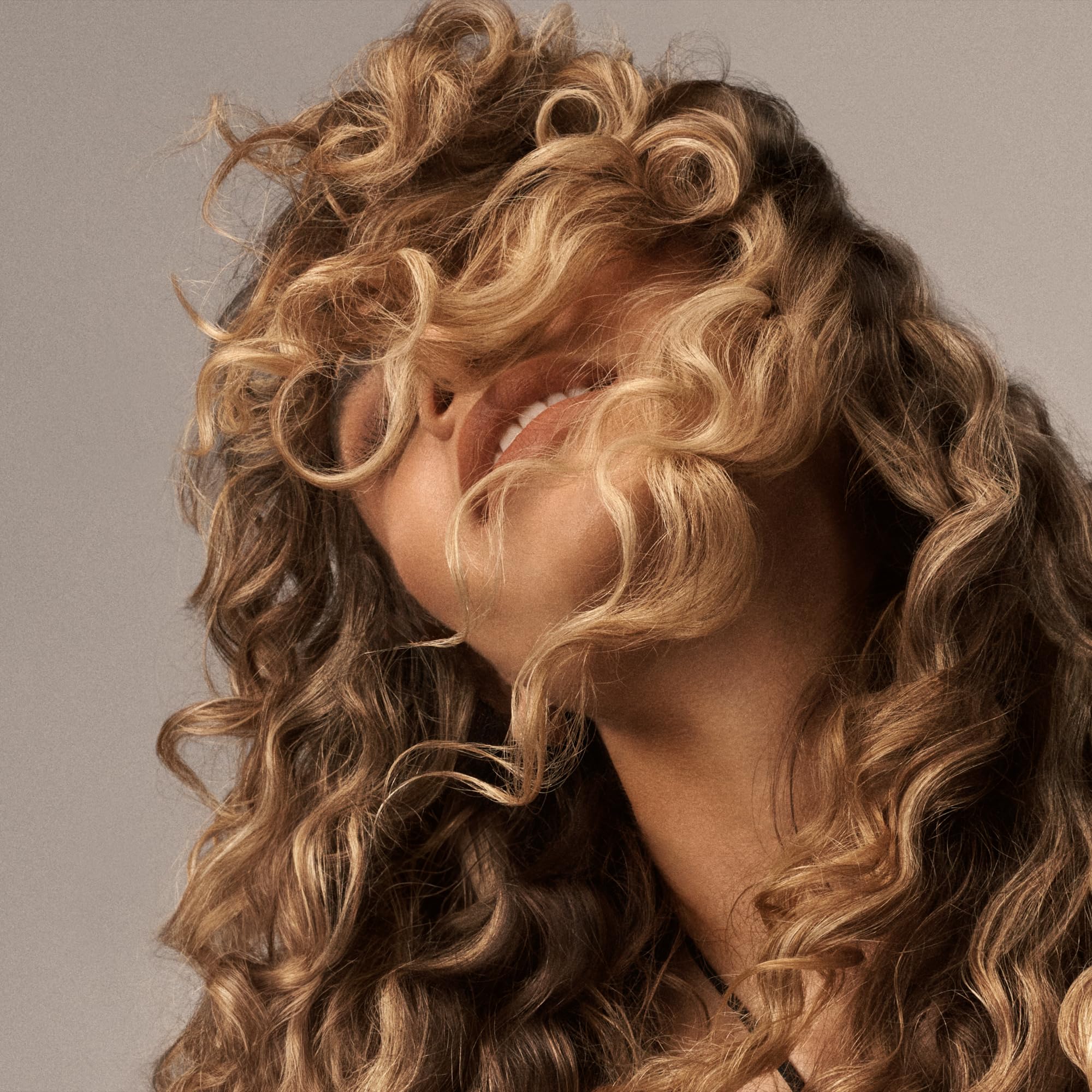 Reducción del encrespamiento y mejor manejabilidad con ORIBE Eternal Curls.