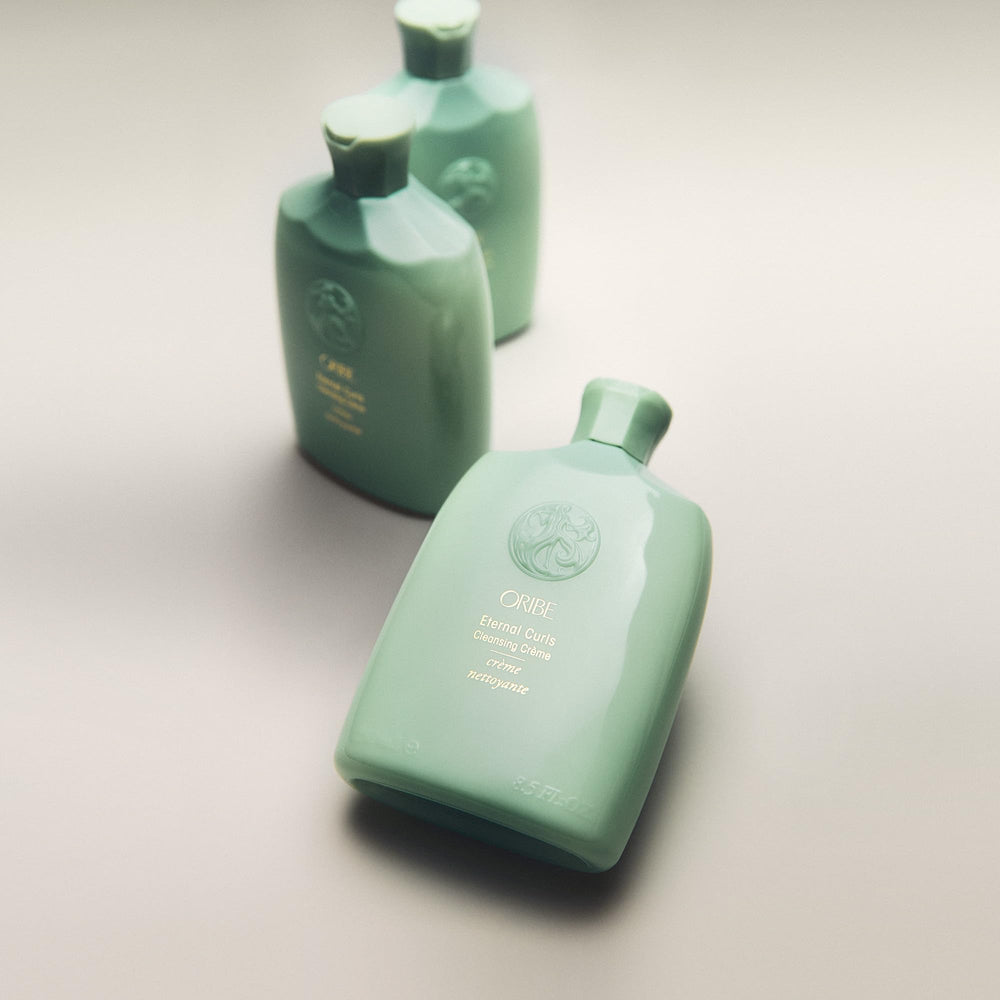 Esencia de menta con agua en ORIBE para sensación fresca mientras cuida el color.