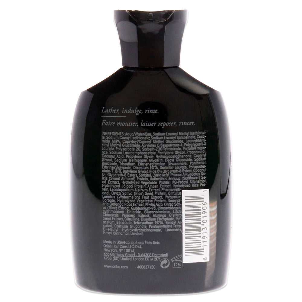 Oribe Signature Shampoo, detalle de textura cremosa, para cabello suave y protegido con uso diario.