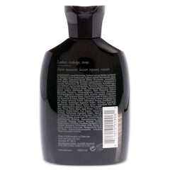 Oribe Signature Shampoo, detalle de textura cremosa, para cabello suave y protegido con uso diario.