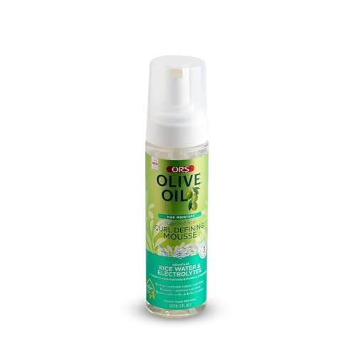 Rizos brillantes y definidos con la mousse ORS sin sensación grasa.
