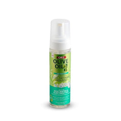 Rizos brillantes y definidos con la mousse ORS sin sensación grasa.