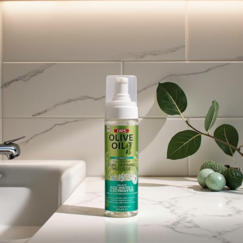 Definición y control del frizz con ORS Mousse para rizos.