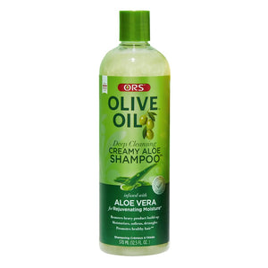 Shampoo ORS crema con aceite de oliva y aloe, vertido para limpieza suave.