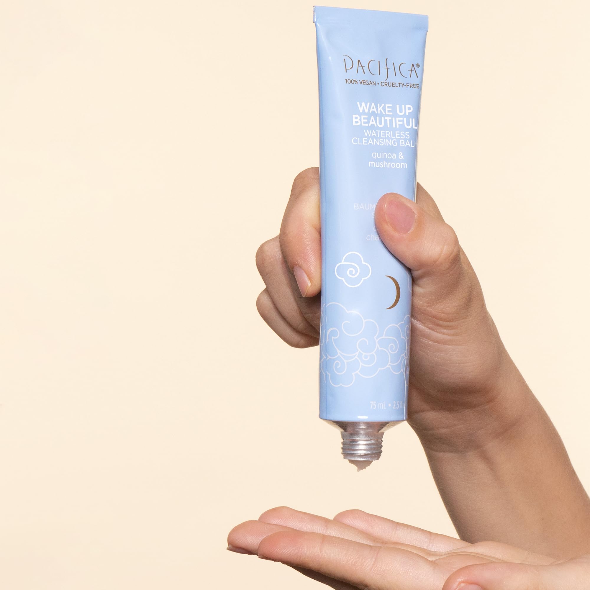 Desmaquilla maquillaje resistente al agua sin necesidad de agua ni aclarado.