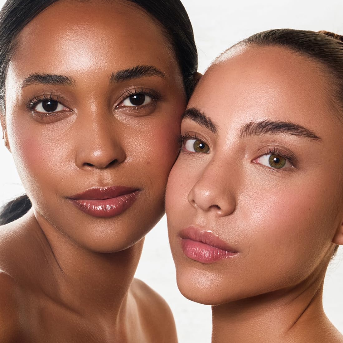 Palladio Skin Tint, aplicacion-dedos, difumina fácilmente para un look natural.