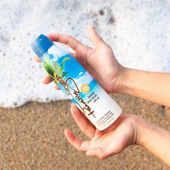 Aplicación en piel con spray Panama Jack para bronceado suave.