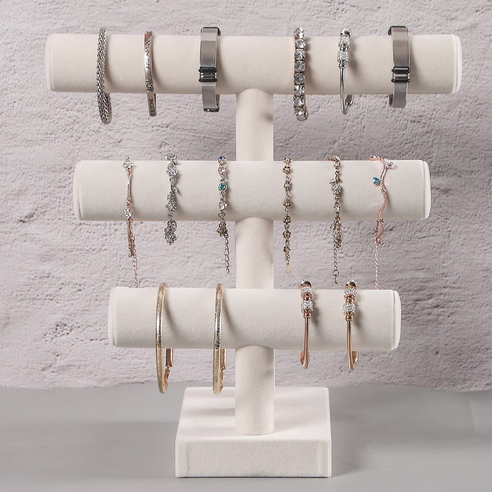 Pangkeep expositor de joyas para brazaletes con exterior de terciopelo beige.