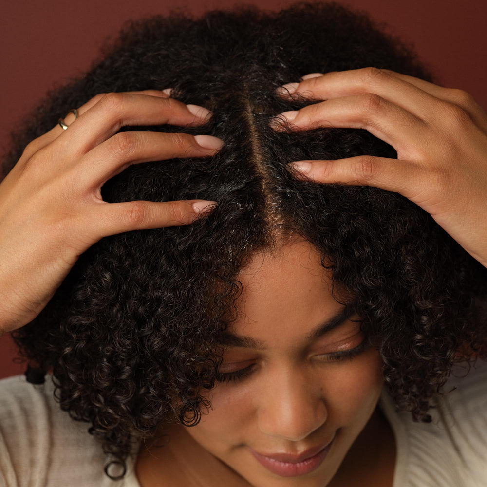 PATTERN Beauty Deep Scalp Detox, manos aplicando, sensación de limpieza entre lavados