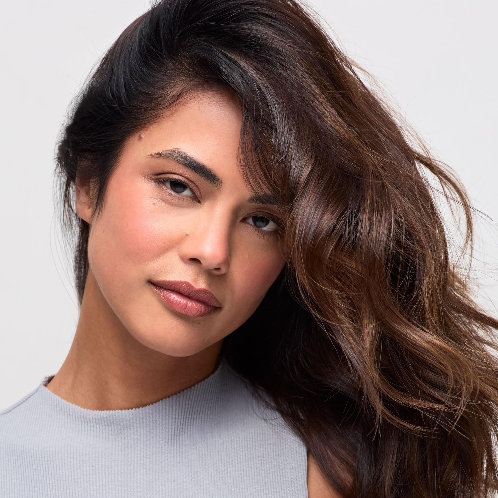 Aplicación en cabello mojado con Hydrate Shampoo deja suavidad y brillo.
