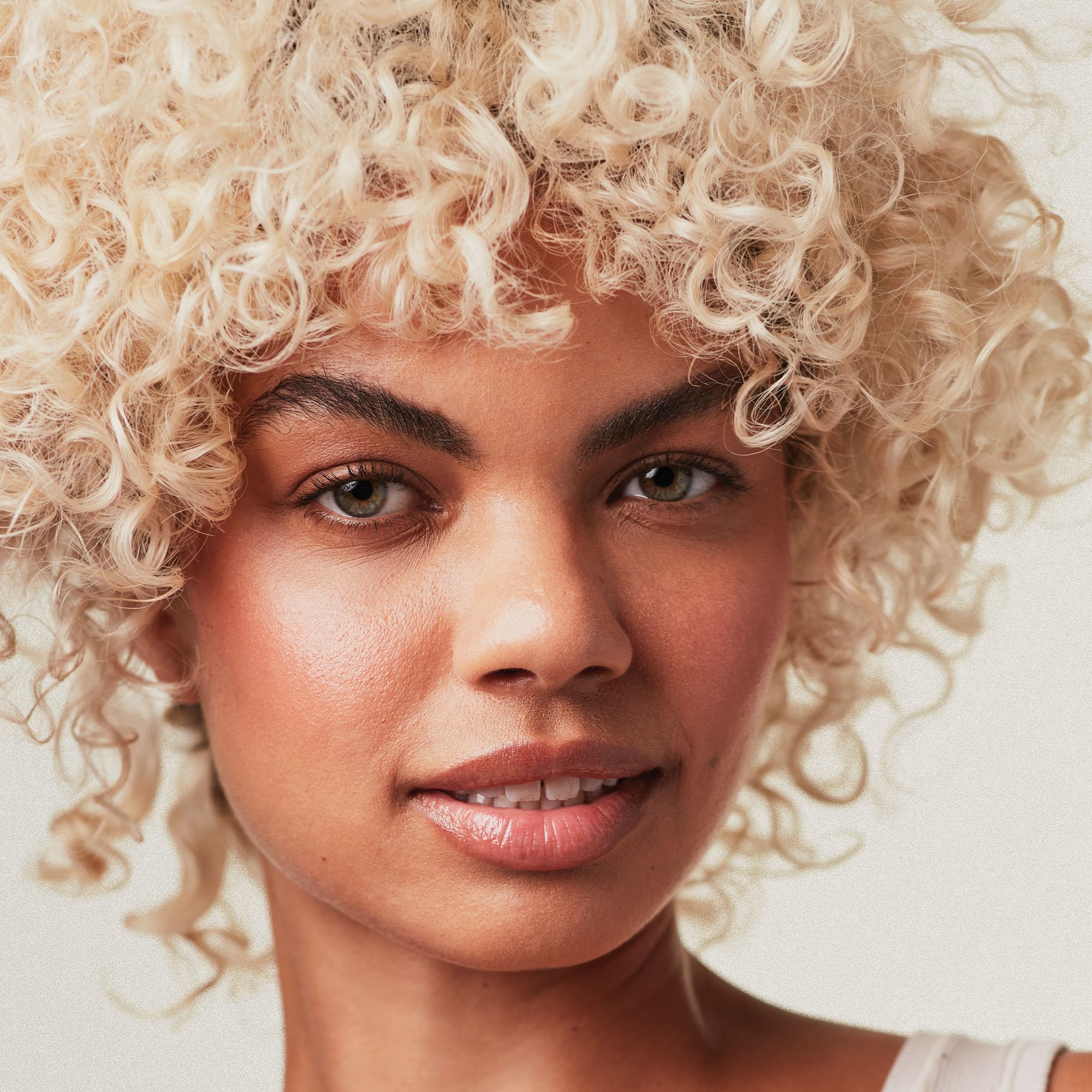Paul Mitchell Platinum Plus Deep Violet Shampoo corrige tonos gris plateado