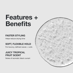 Paul Mitchell Round Trip Defining Serum aplicado en cabello húmedo, definición y movimiento flexible.