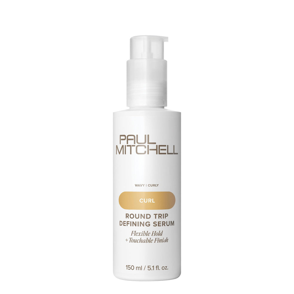 Paul Mitchell Round Trip Defining Serum sobre la encimera, empaque elegante para rizos definidos.