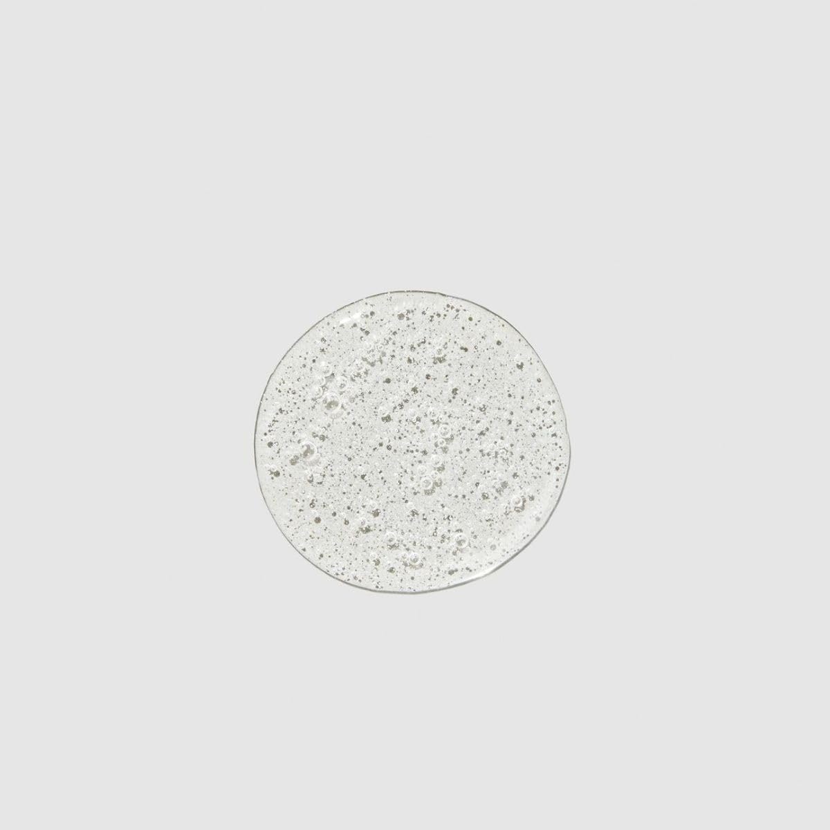 Textura de espuma suave de Paul Mitchell Super Strong Shampoo para lavado delicado.